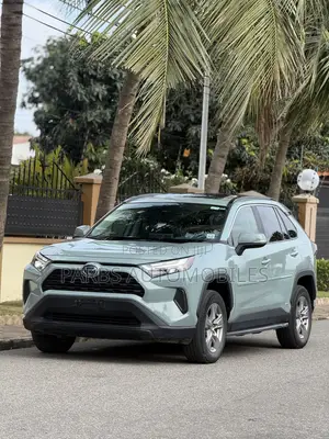 Toyota RAV4 XLE 2022 Gray