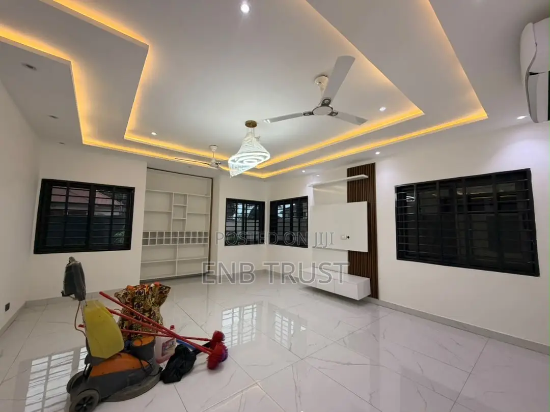 4bdrm Duplex in Ashaley Botwe, School Junction for sale