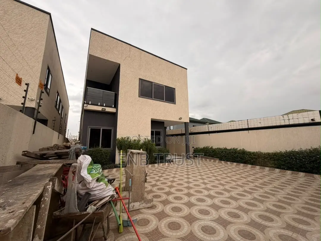 4bdrm Duplex in Ashaley Botwe, School Junction for sale
