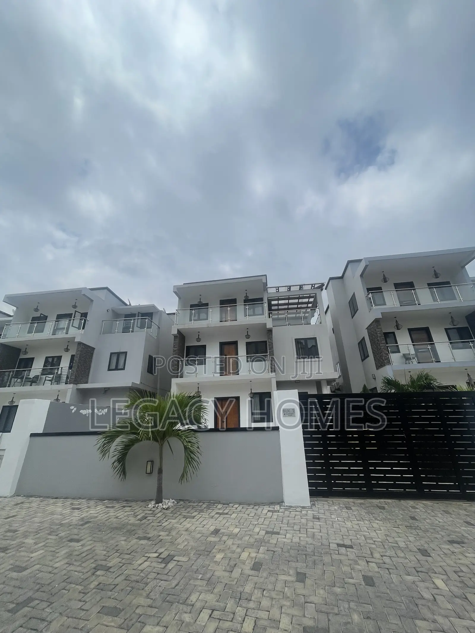 Furnished 4bdrm Townhouse / Terrace in Labone for rent