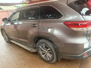 Toyota Highlander XLE 2019 Gray
