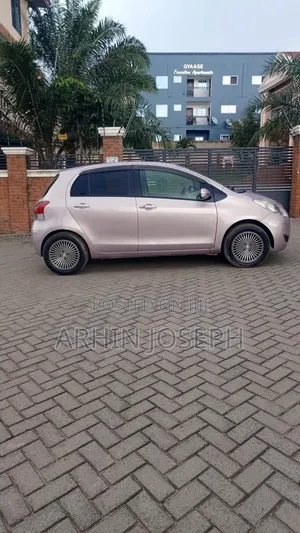 Toyota Vitz 2010 Silver