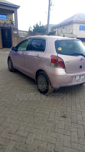 Toyota Vitz 2010 Silver