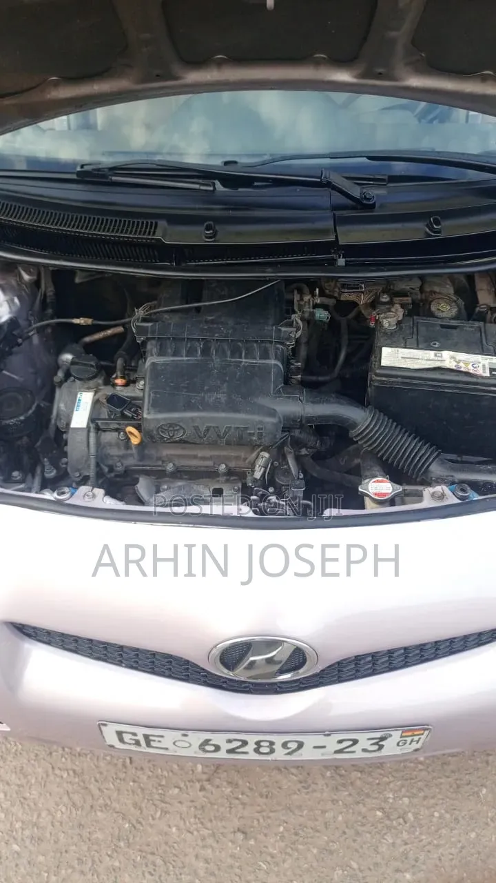 Toyota Vitz 2010 Silver