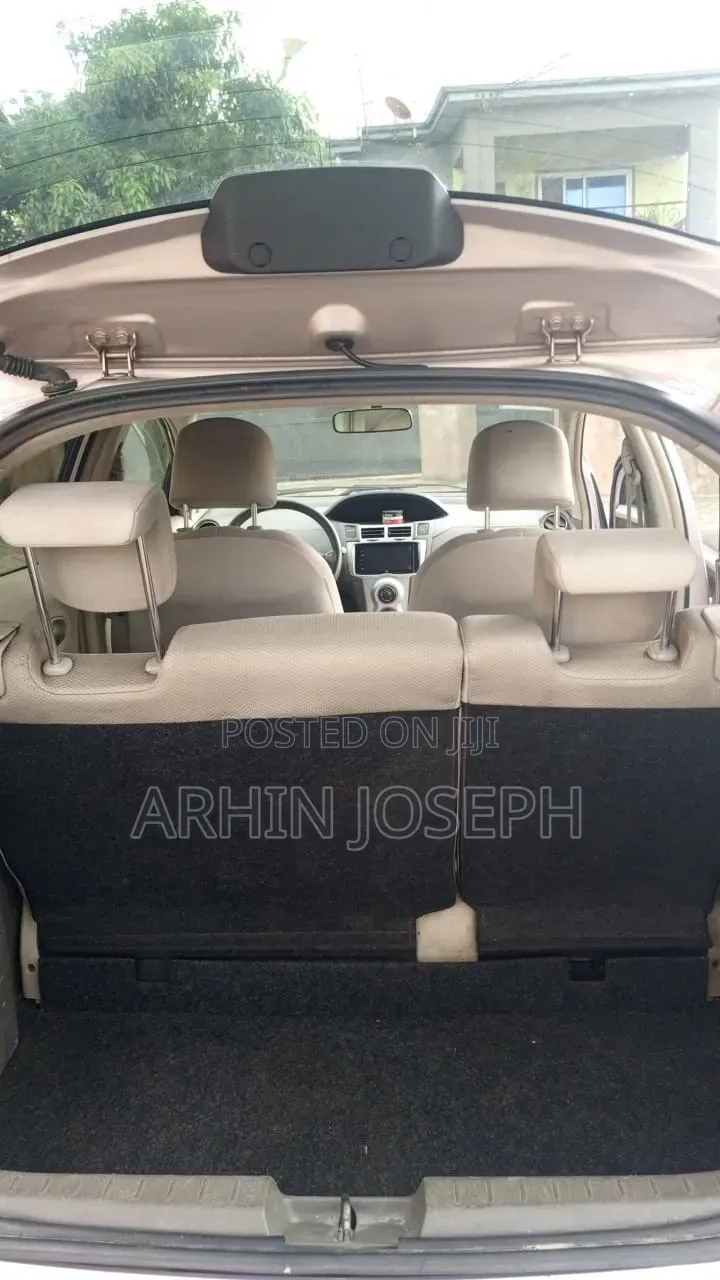 Toyota Vitz 2010 Silver