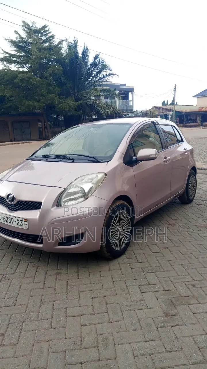 Toyota Vitz 2010 Silver