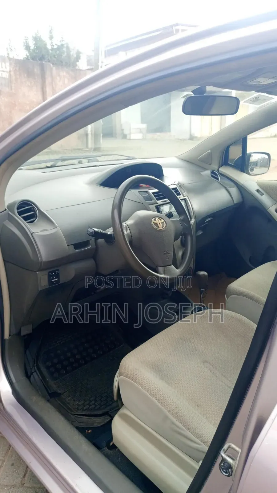 Toyota Vitz 2010 Silver