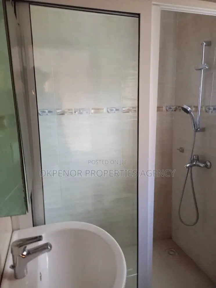5bdrm House in Mataheko, Tema Metropolitan for rent