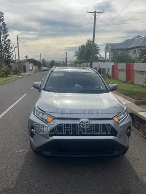 Toyota RAV4 XLE AWD 2019 Silver