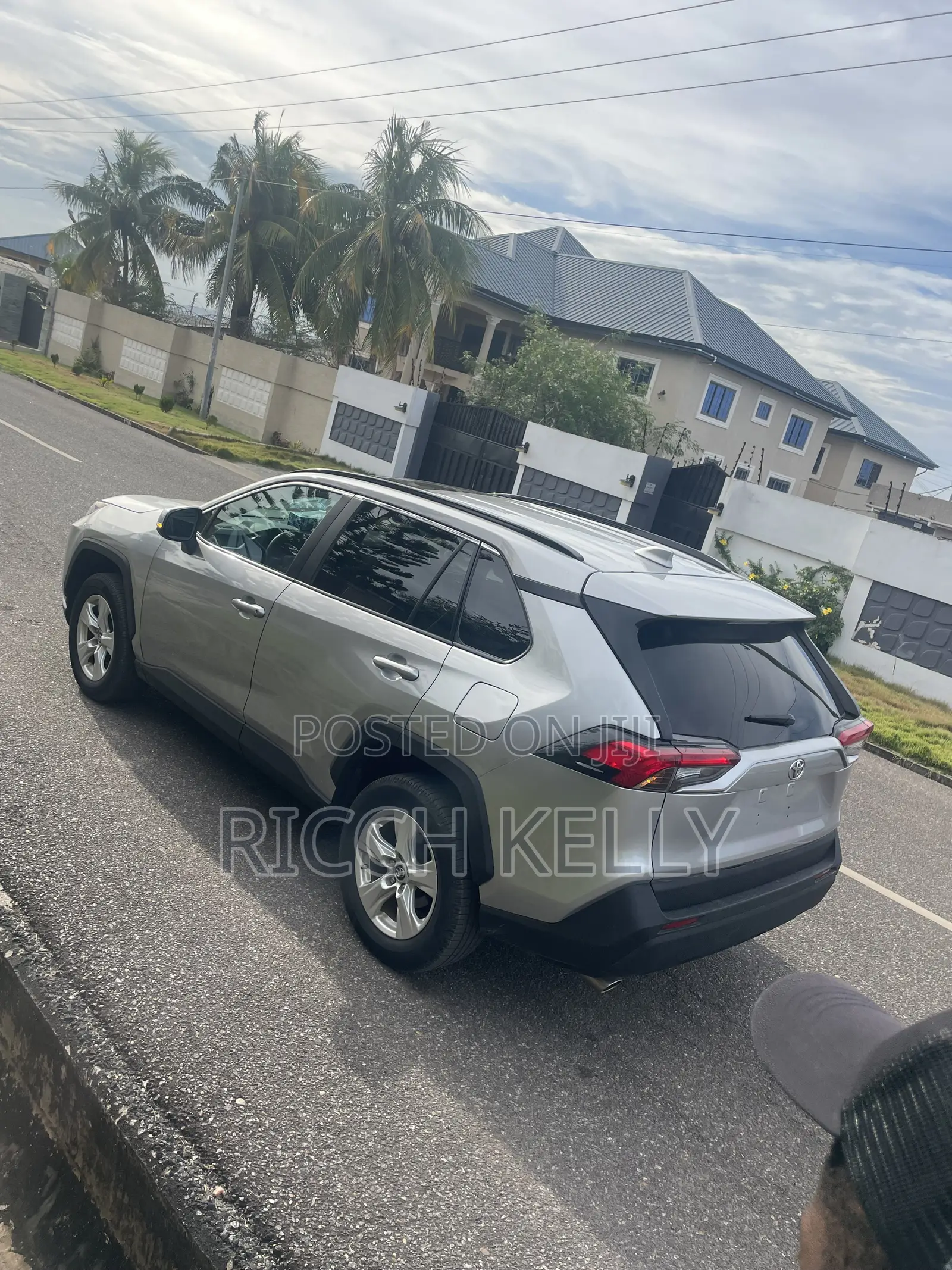 Toyota RAV4 XLE AWD 2019 Silver