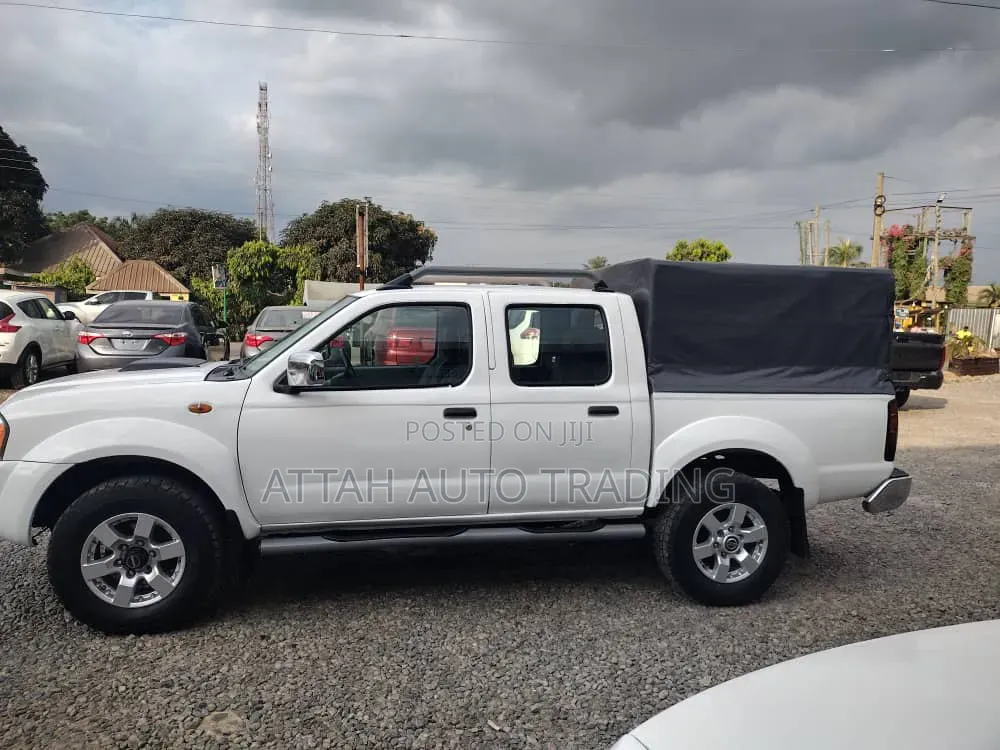 Nissan Hardbody 2014 White