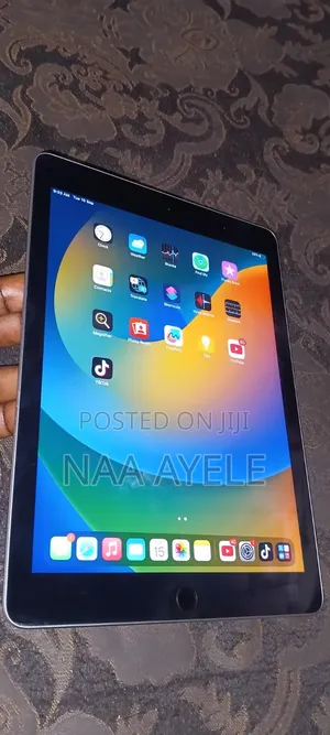 Apple iPad 9.7 32 GB Gray