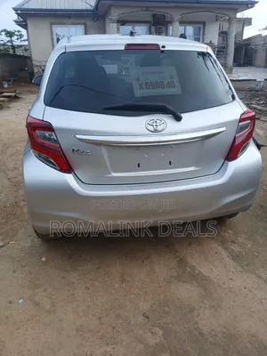 Toyota Vitz 2015 Silver