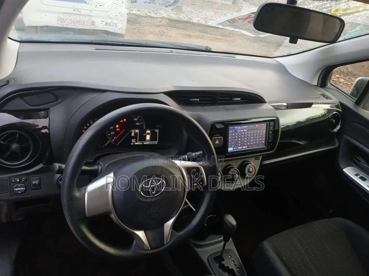 Toyota Vitz 2015 Silver