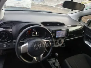 Toyota Vitz 2015 Silver