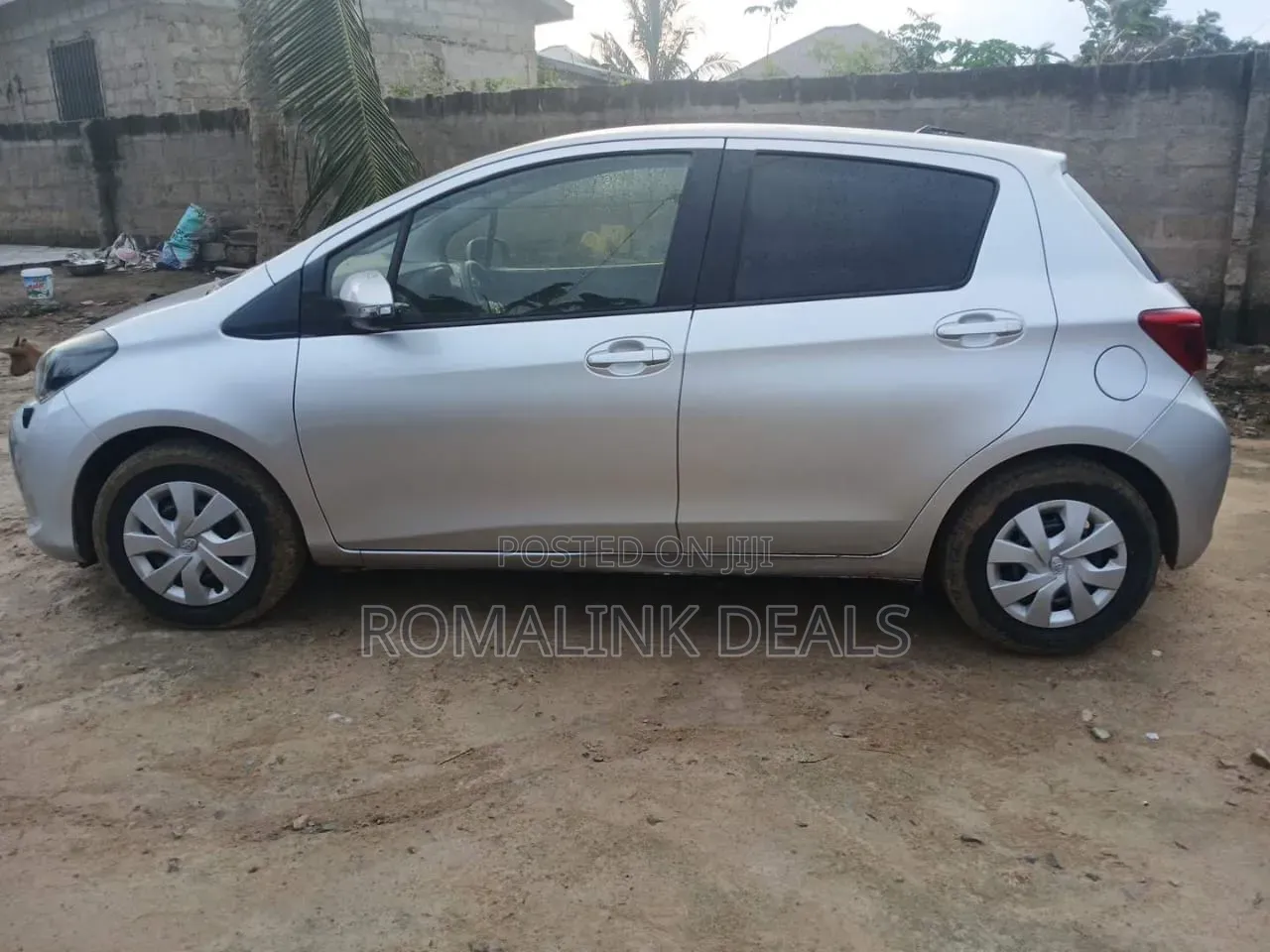 Toyota Vitz 2015 Silver