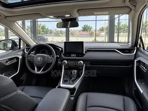 Toyota RAV4 XLE Premium 2021 White