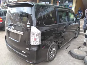 Toyota Voxy V 4WD 8-Seater 2012 Brown