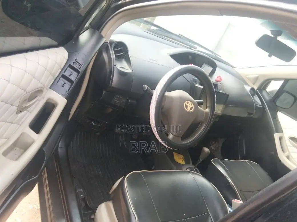 Toyota Vitz 1.5 FWD 5dr 2010 Black