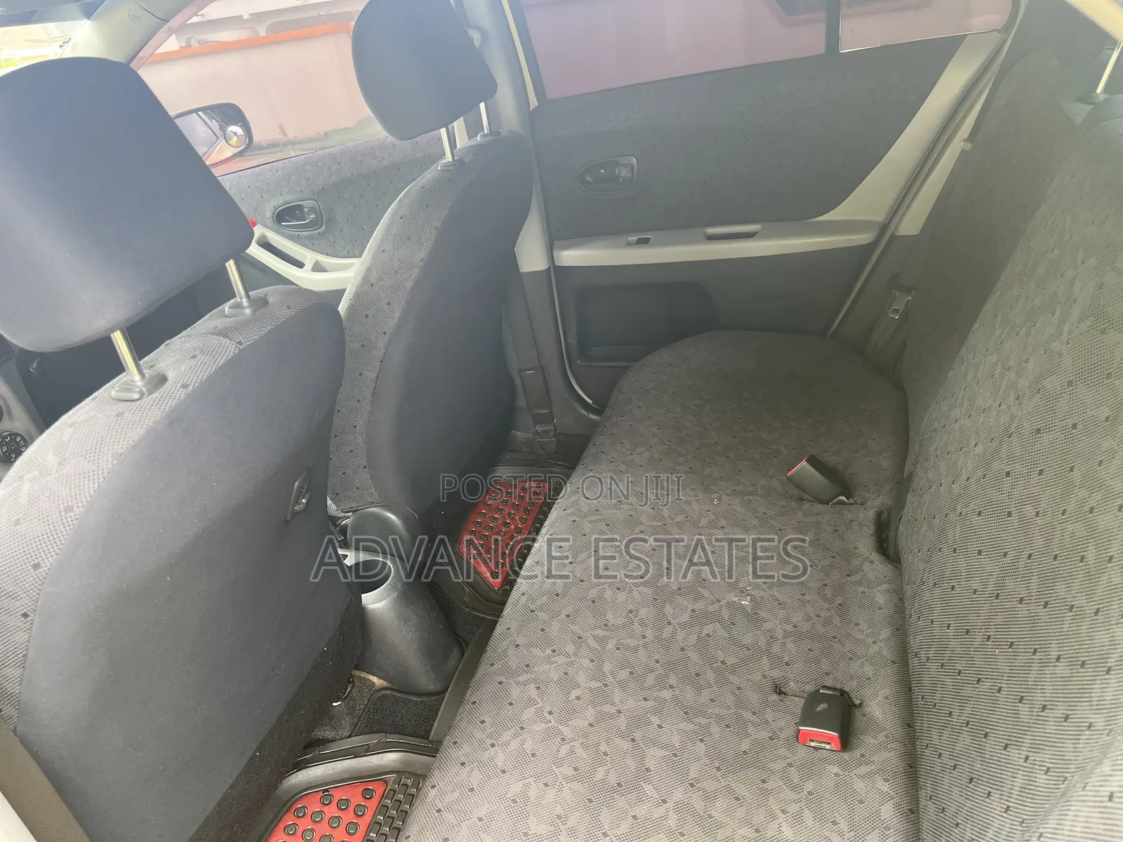 Toyota Vitz 1.3 FWD 5dr 2010 Yellow