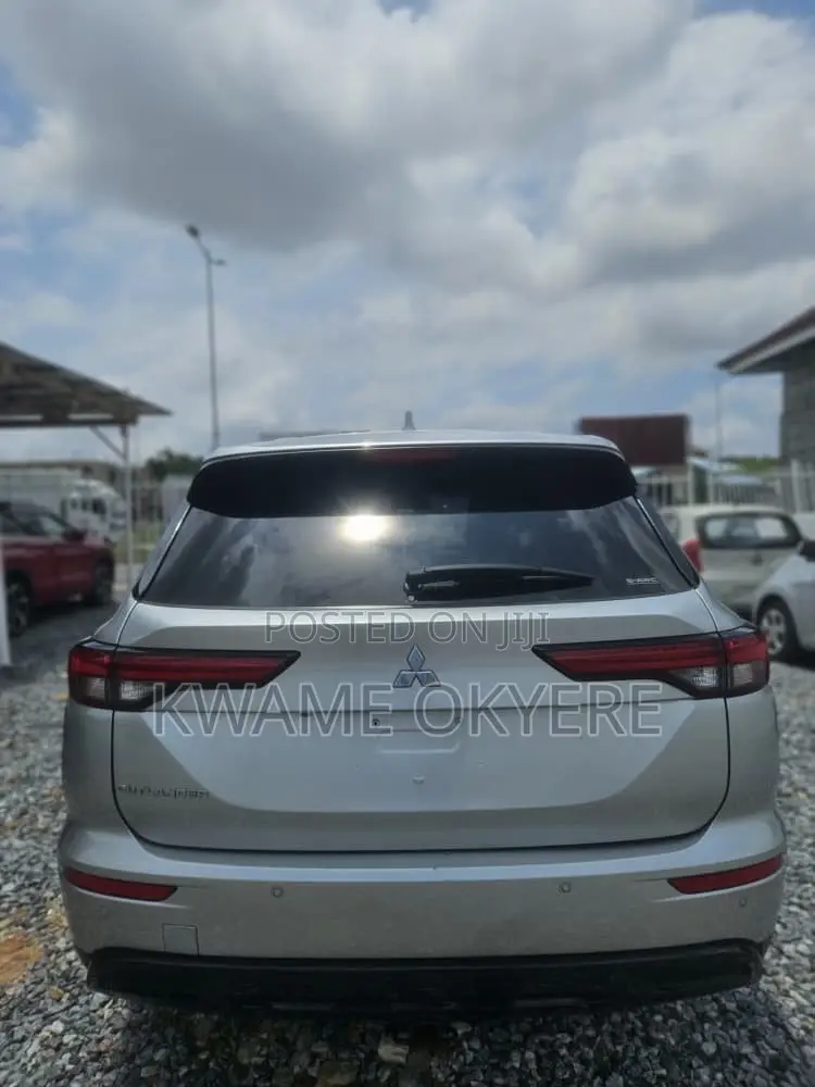 Mitsubishi Outlander SE Launch Edition 2022 Silver