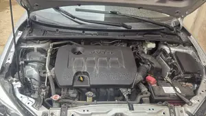 Toyota Corolla SE (1.8L 4cyl 6M) 2018 Silver