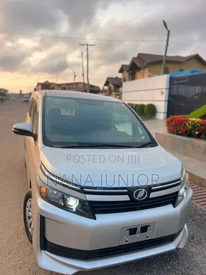 Toyota Voxy 2015 Silver