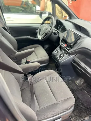 Toyota Voxy 2015 Silver