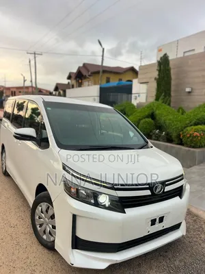 Toyota Voxy 2015 Silver