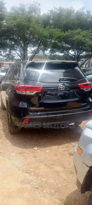 Toyota Highlander SE 4x4 V6 (3.5L 6cyl 8A) 2018 Black