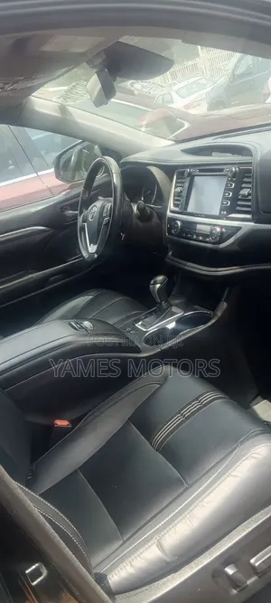 Toyota Highlander SE 4x4 V6 (3.5L 6cyl 8A) 2018 Black
