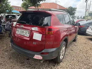 Toyota RAV4 XLE 4dr SUV (2.5L 4cyl 6A) 2015 Red