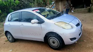 Toyota Vitz 1.0 FWD 5dr 2010 Gray