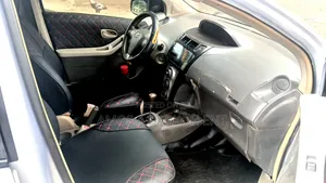 Toyota Vitz 1.0 FWD 5dr 2010 Gray