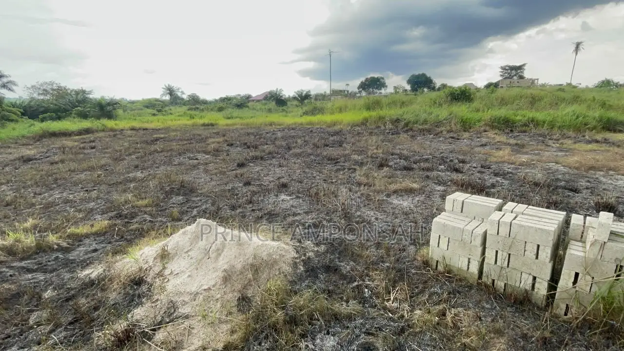 Urgent 3 Plots of Land for Sale at Apromase