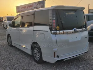 Toyota HiAce 2015 White