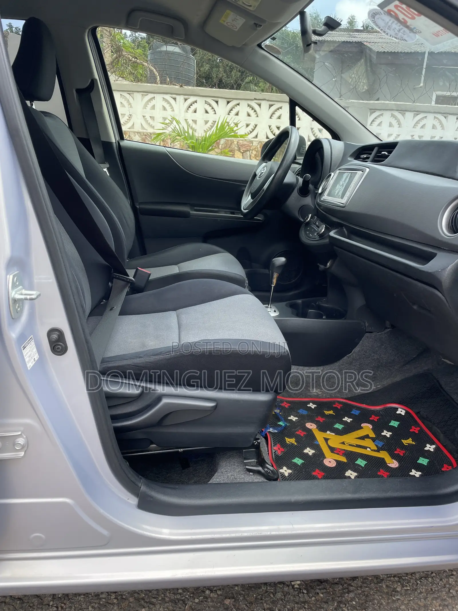 Toyota Vitz 2013 Silver