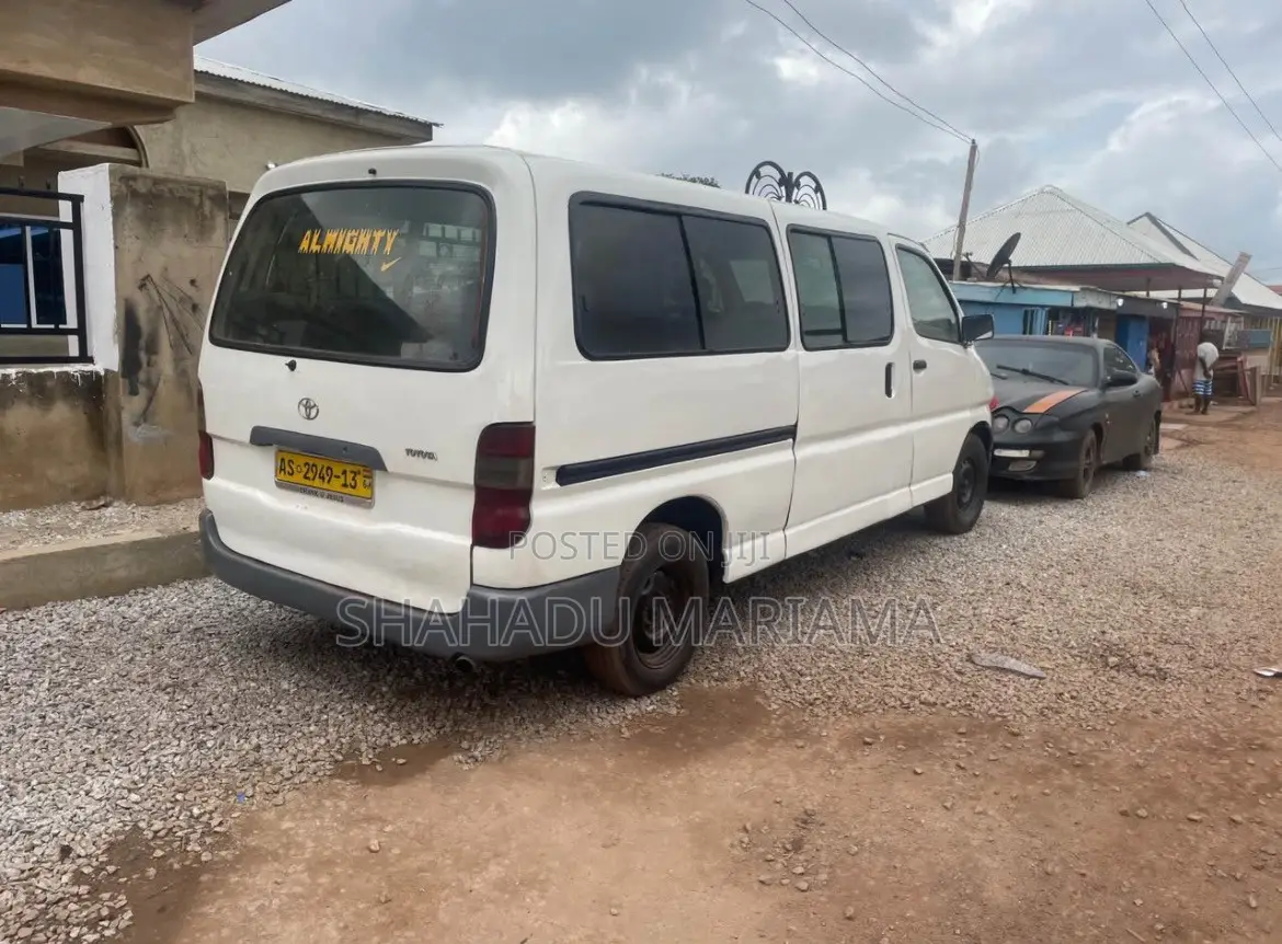Toyota HiAce 2000 White