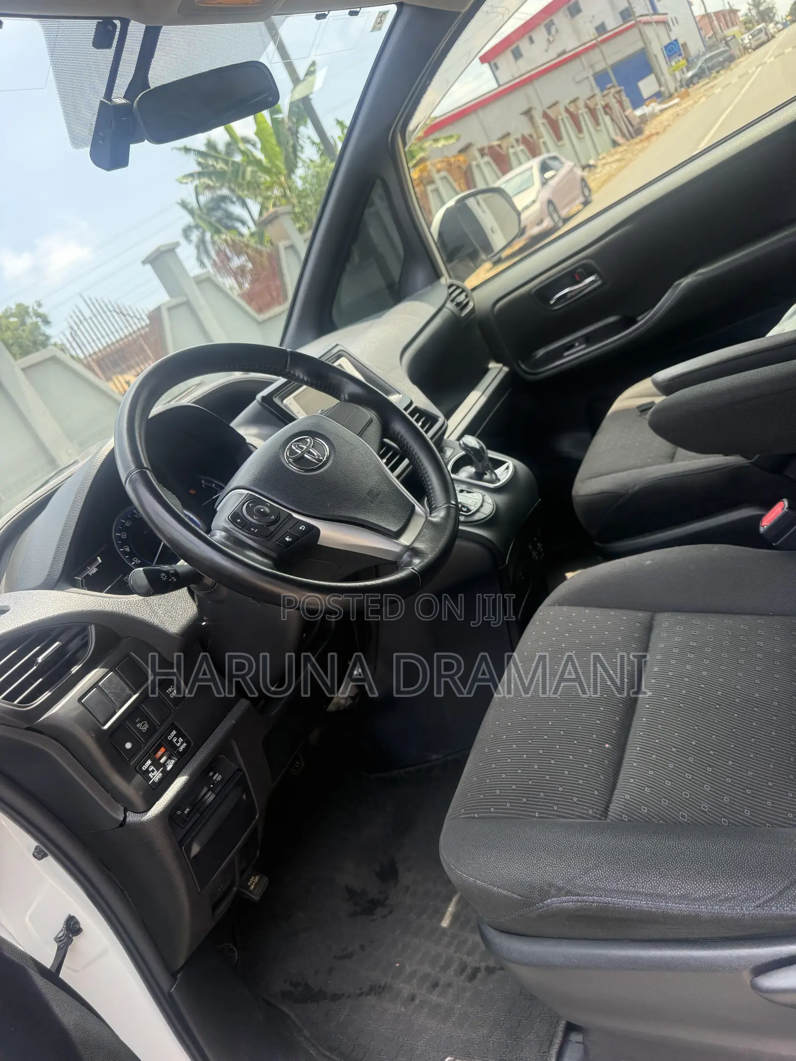 Toyota Voxy Hybrid X 2WD 7-Seater 2018 White