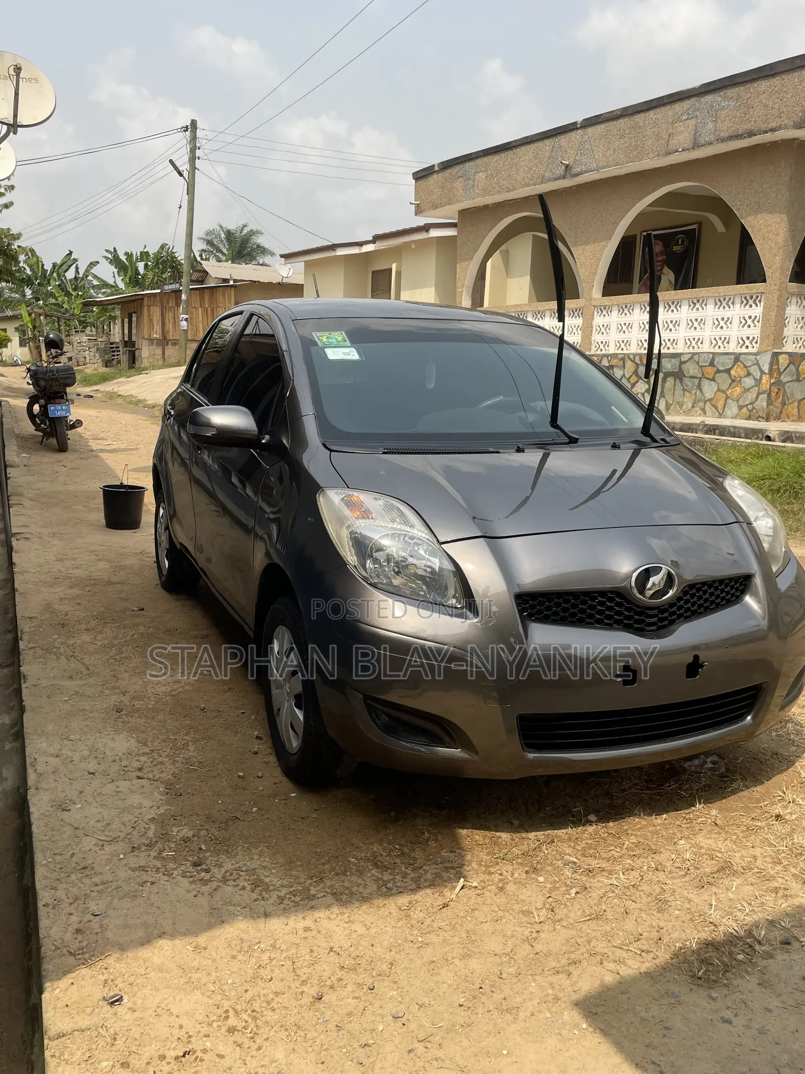 Toyota Vitz 1.3 AWD 5dr 2010 Gray