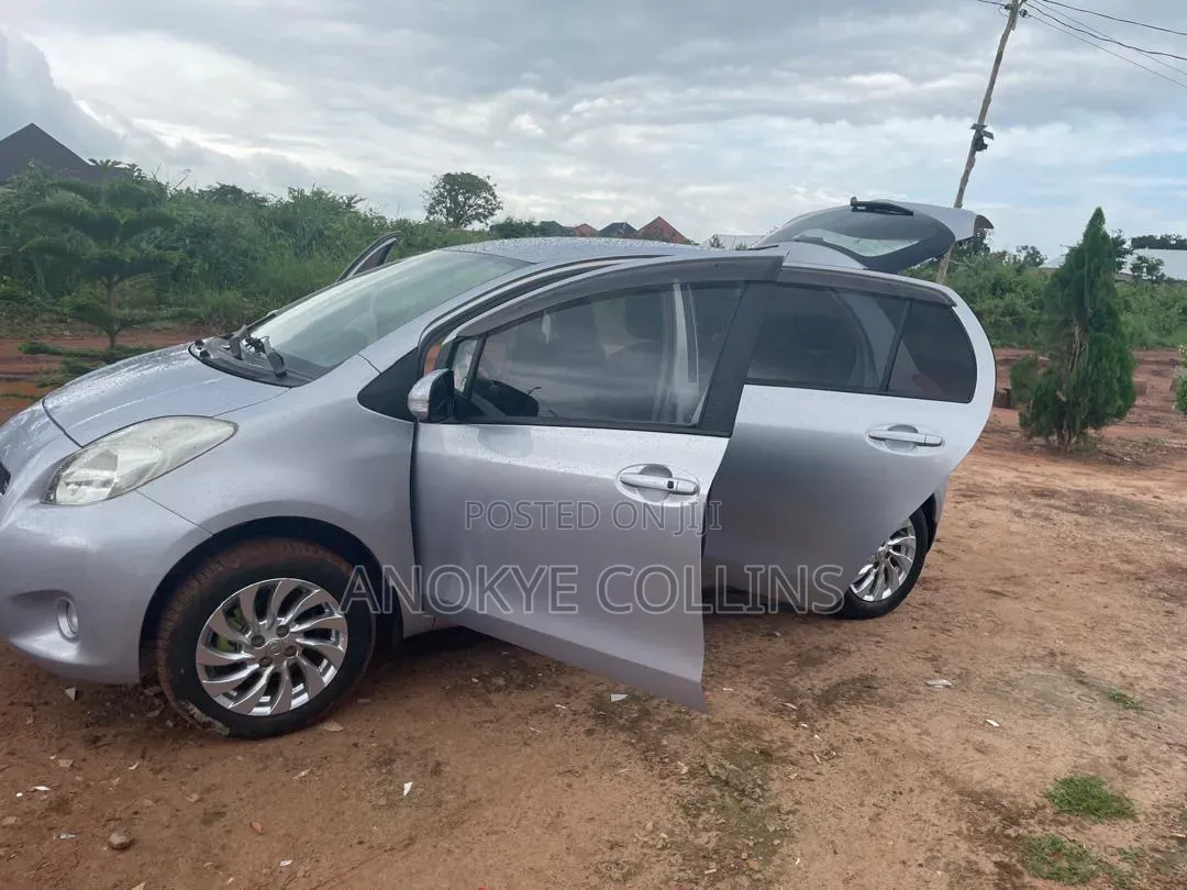 Toyota Vitz 1.3 FWD 3dr 2010 Gray