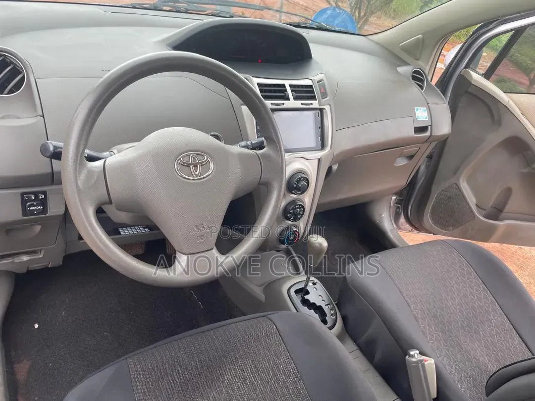 Toyota Vitz 1.3 FWD 3dr 2010 Gray