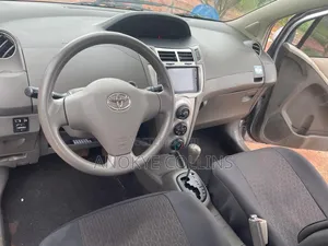 Toyota Vitz 1.3 FWD 3dr 2010 Gray