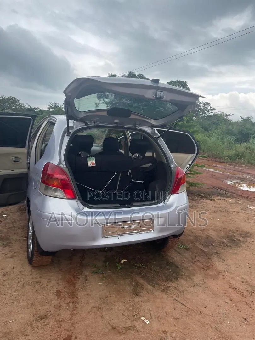 Toyota Vitz 1.3 FWD 3dr 2010 Gray
