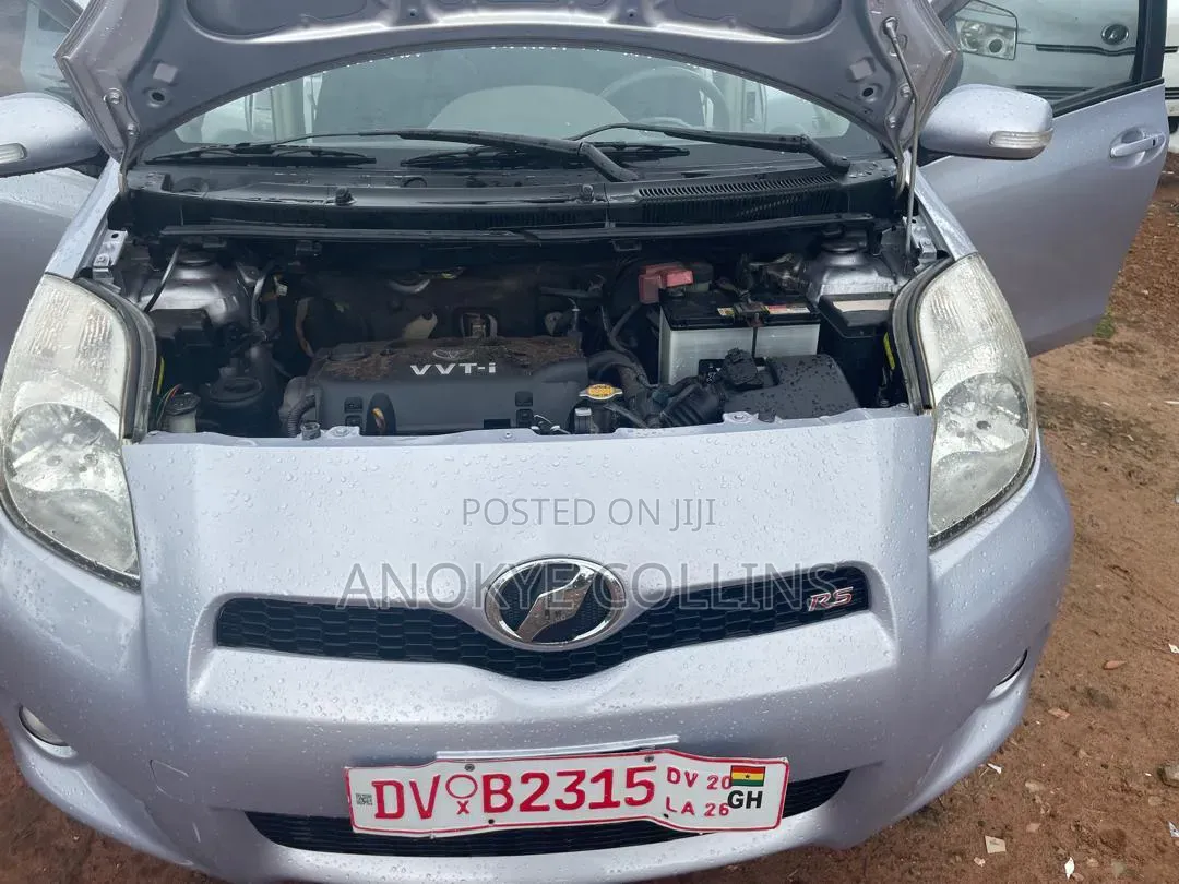 Toyota Vitz 1.3 FWD 3dr 2010 Gray