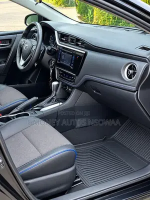 Toyota Corolla XLE (1.8L 4cyl 2A) 2018 Black