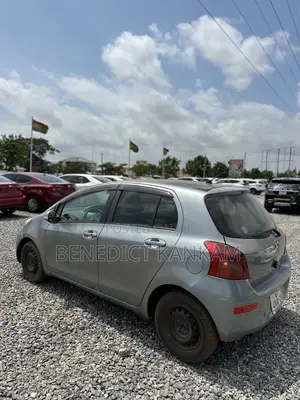 Toyota Vitz 1.3 FWD 5dr 2010 Gray