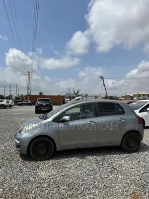 Toyota Vitz 1.3 FWD 5dr 2010 Gray
