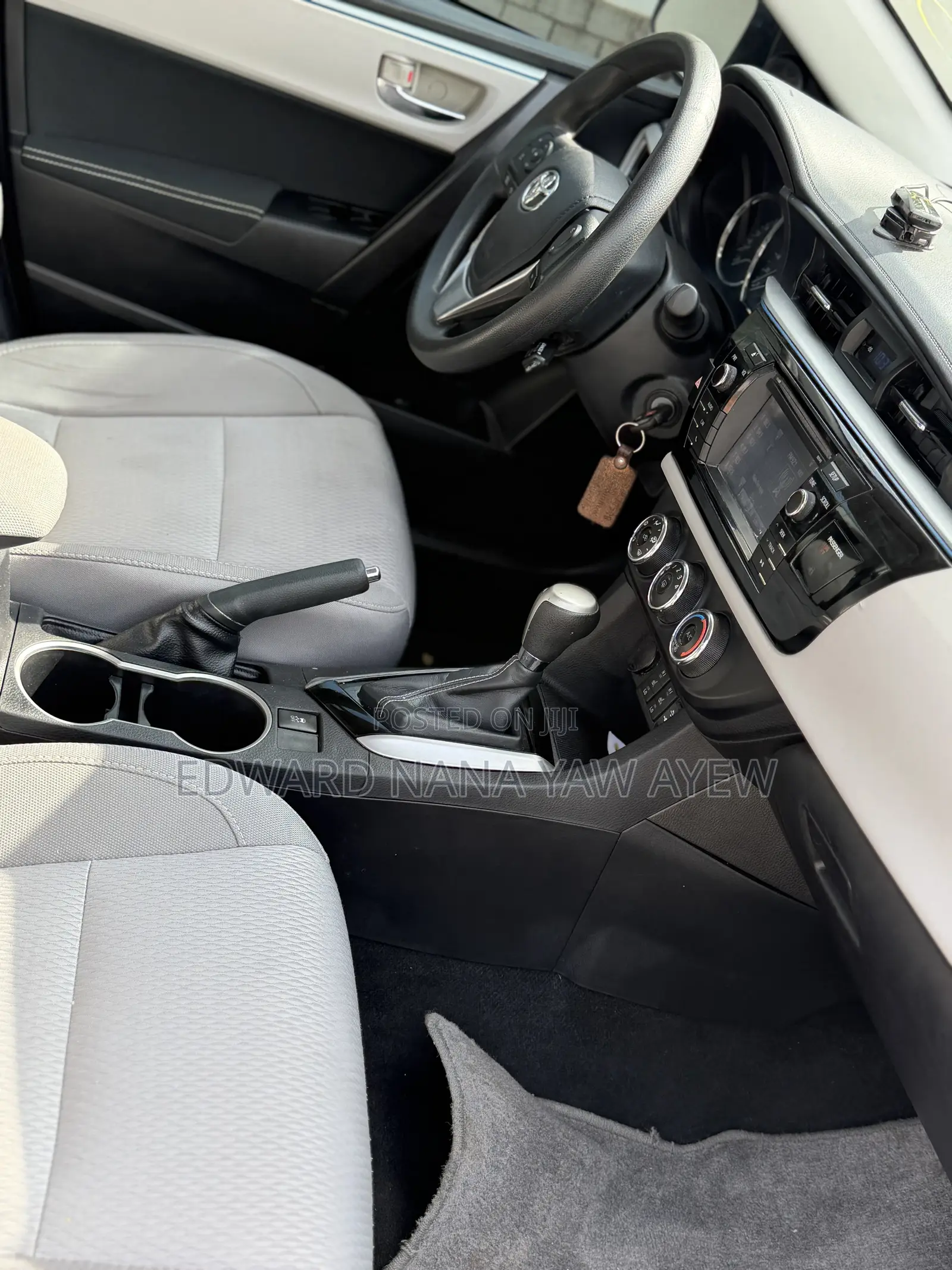 Toyota Corolla LE 4dr Sedan (1.8L 4cyl CVT) 2015 White