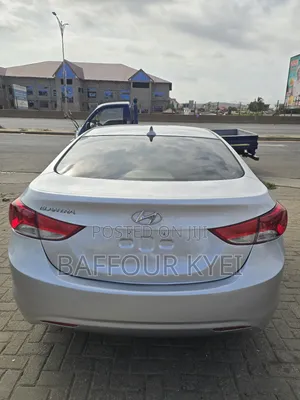 Hyundai Elantra Limited Sedan FWD (1.8L 4cyl 6A) 2013 Silver